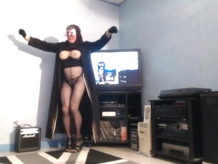 Group Hardcore For A Stylish Hottie