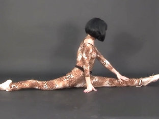 Professional Ballet Dancer Shows Her Abilities Naked