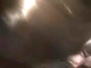 Elle frotte sa verge contre ses seins et avale