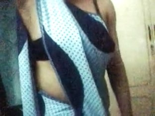 Aunty In Sleeveless Saree