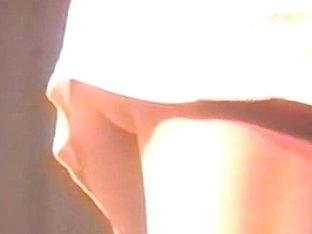 Voyeur video from a live concert catches some upskirts