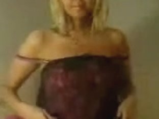 Blonde Girl With Big Tits Reveals Her Talents On The Cam