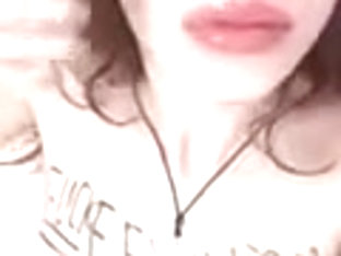 Rothaarige Jungsau steckt sich Schminkpinsel in Hals!