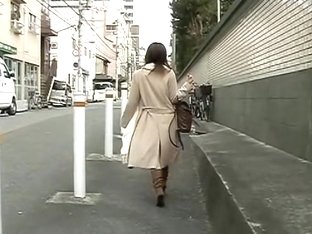 Hot ass shone underneath her coat in this sharking video