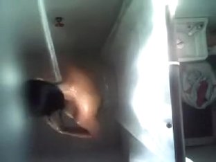 espiada por arriba de la regadera