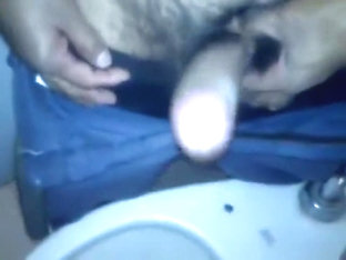Coroa Punhetando No Banheiro Publico