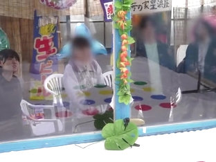 251130男女でツイスターゲームをプレイg4