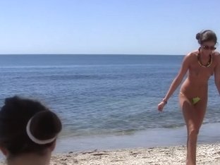Bikini Gals Doing College Oral And Fucking On The Beach