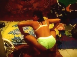 Ebony Dancing And Shaking Her Ass