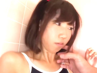 小柄なロリ少女が上着からちっぱい丸出し状態で生チンポにメス顔で喘ぐ