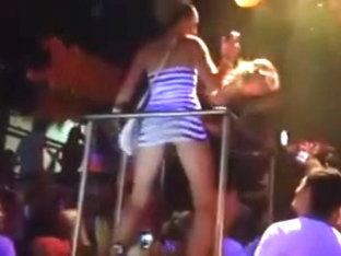 Une danseuse bandante en discotheque