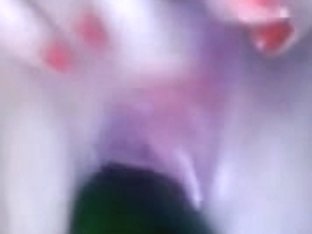 Come gode con un grosso cetriolo nella figa e poi sborra