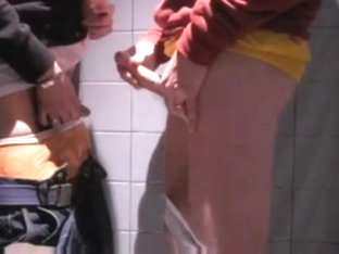 Dans les toilettes publiques