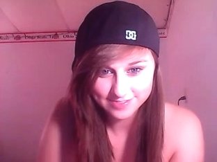 18yo jacks off her cunt in advance of work