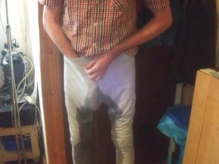 Mit steifen Schwanz in die Wohnung gepisst