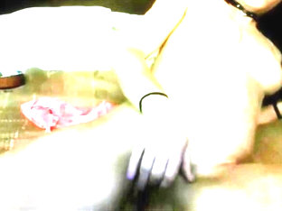 32yo woman cums on cam