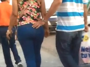 NALGONA CAMINANDO CON FAMILIA (ESPOSO)