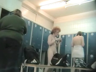 Redhead amateur shows her sexy body in changing room