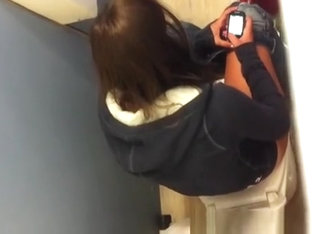 Girl spied over the toilet wall peeing