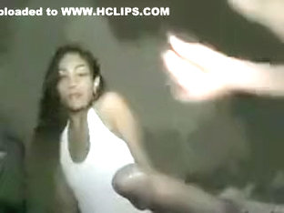 2 Ragazze Ciucciano Il Cazzo All'amico Che Dorme