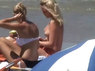 Jeune Blonde Aux Seins Qui Pointent Sur La Plage