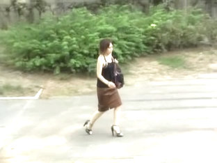 Street sharking video shows a Japanese gal wearing thongs