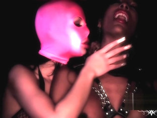 Ebony tranny gets her dong sucked