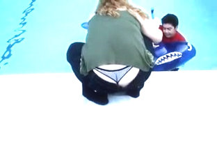 tanga en la piscina