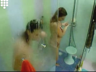 Big Brother NL 5 - Ladies nude shaving in shower