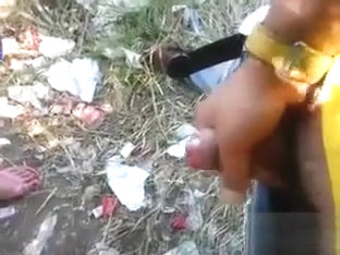 Mi faccio segare da una prostituta all'aperto