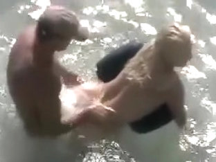 Une Blonde Baise Dans L'eau Puis Branle Avec Ses Pieds