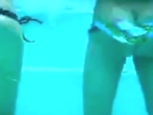 Butt Shaking Underwater