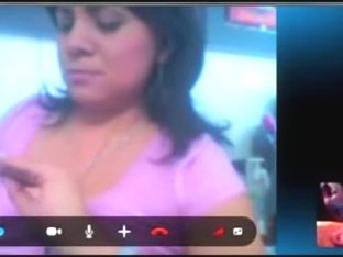 mirando mi verga dicimuladamente en su oficina