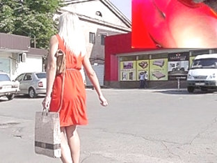 Hawt blond in real street upskirt vid