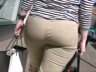 Candid Bubble Butt Milf in Tight Pants