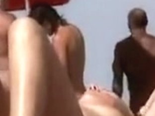 Sexy-naked-wet Crack-video-at-the-beach-filmed-on-voyeur-camera