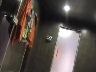 Hidden Shower Cam Woman Shaking Cellulites Booty