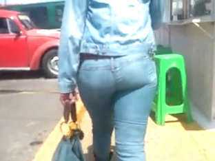 Nalgona en jeans