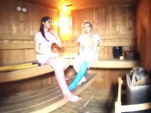 2 Girls With Long Cast Leg In Sauna - Vrpussyvision