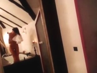 Camgirl Soapy joy in the tub