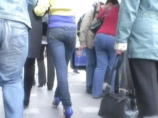 Street candid videos of round ass women in public