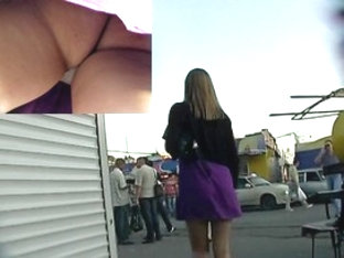 Upskirt hidden view discharged in the street