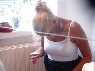 Blonde Amateur Performed The Lazily Ass Show On Spy Cam