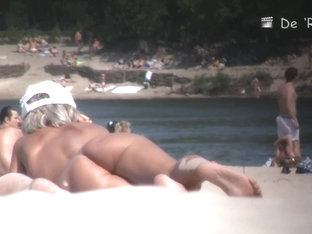 Beach Nudist Girl Talks On Phone And Gets Voyeured
