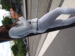 Petite Jeune Qui Attend Le Tram