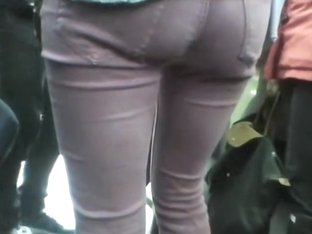 Attractive Babe Shows Candid Butt In Tight Pants