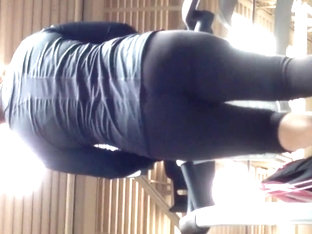 Gym Latina milf working her ass