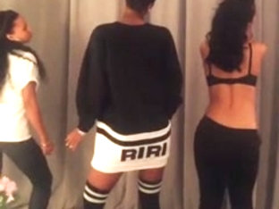 Rih Shaking Ass