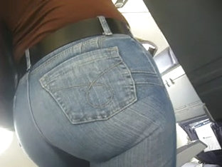 Candid Latin MILF with delicious big booty in tight jeans