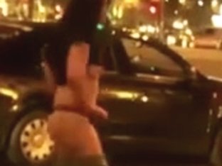 Wench Strips Off In The Street & Gives Everyone A Free Show